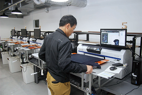 プリント工場の秘密をのぞき見。エプソン・ガーメントプリンター「SC-F2000R」